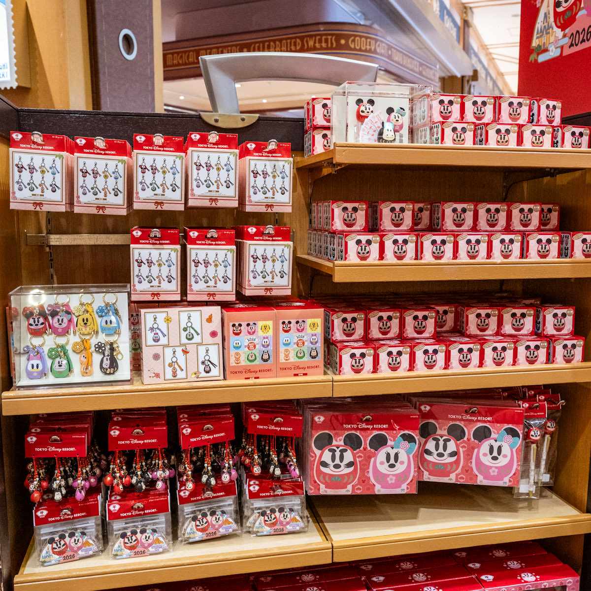 ランダムのだるまキーチェーンやフィギュアも！ 東京ディズニー