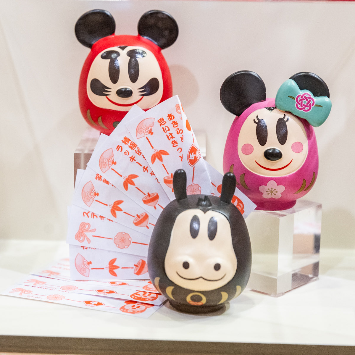 ランダムのだるまキーチェーンやフィギュアも！ 東京ディズニー