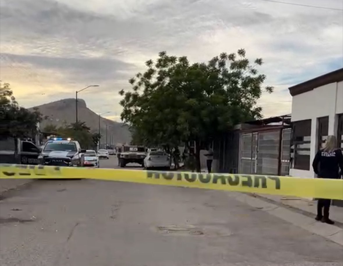 Otro ataque armado en #Hermosillo este domingo

Un hombre de entre 35 y 45 años que recibió dos impactos de bala sobre la avenida Pueblo del Sol, norte en la colonia pueblo del Sol.

Desde un vehículo dos sujetos  le dispararon en dos ocasiones.

El hombre quedó tendido en la