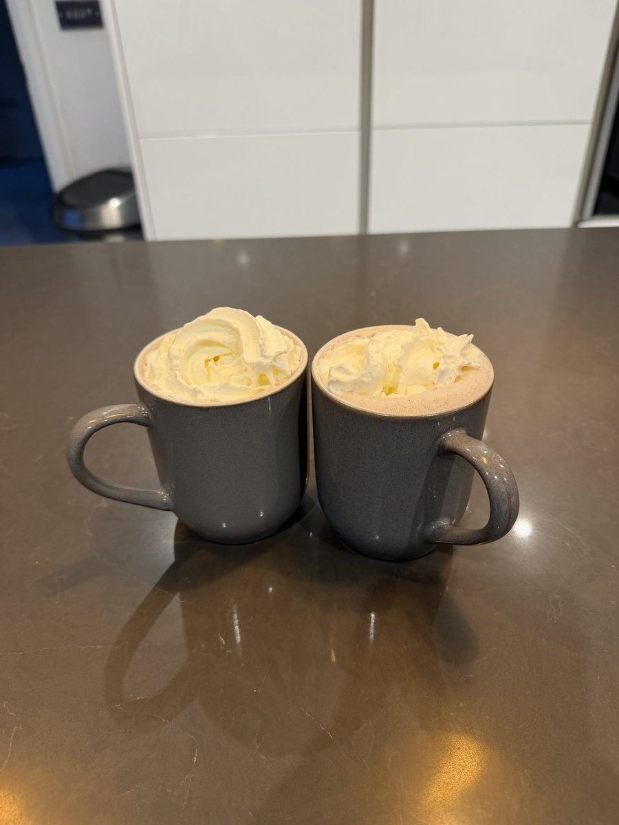 jevxsia_'s tweet image. festive vibe?