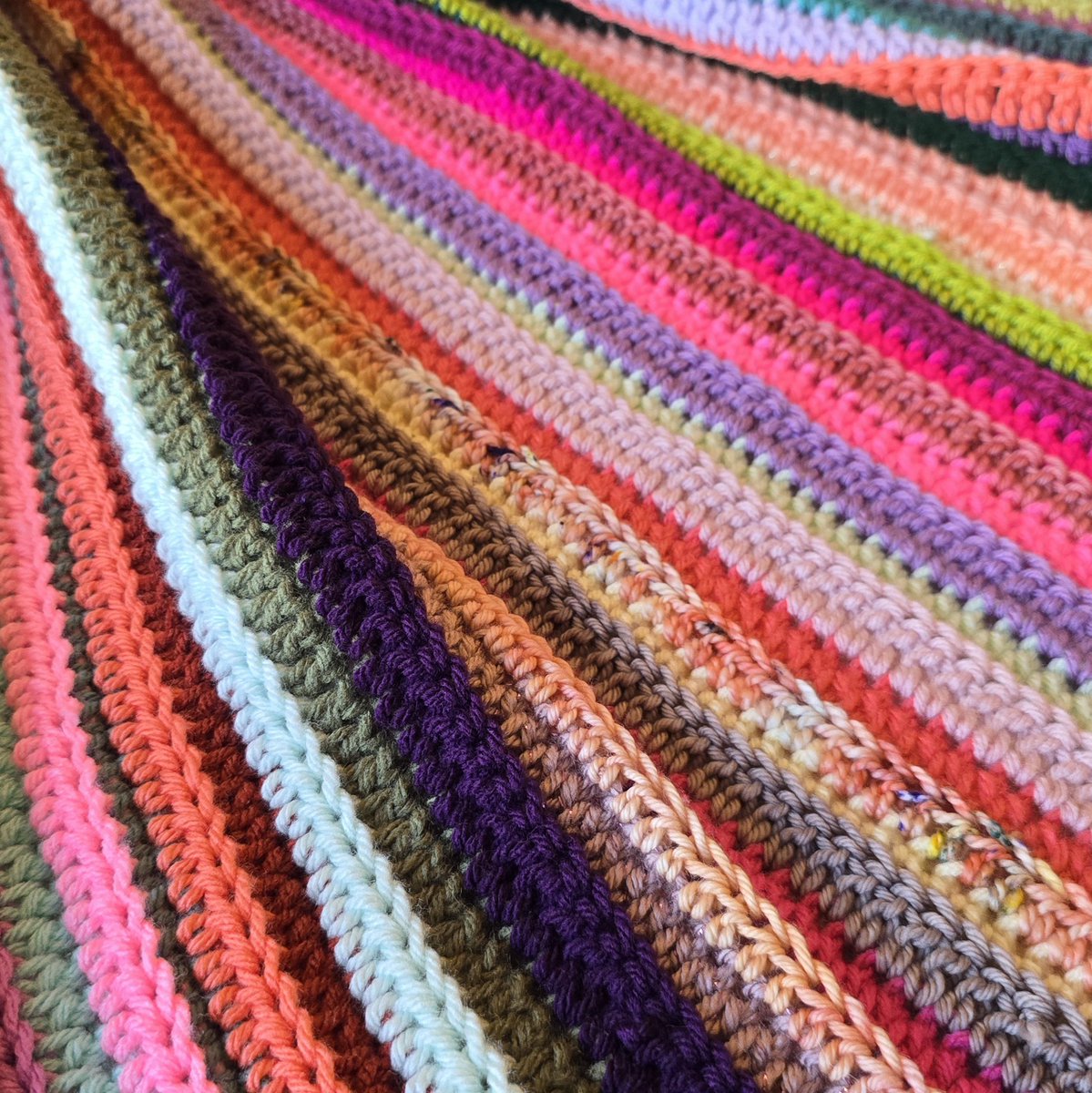 Crochetmelovely's tweet image. New free pattern from me: Cute Scrappy Blanket! Full pattern on my blog or grab the PDF from my Ravelry shop! Both links are in my bio! 🌈💕😍
.
.
.
#new #crochet #yarn #freepattern #freetutorial