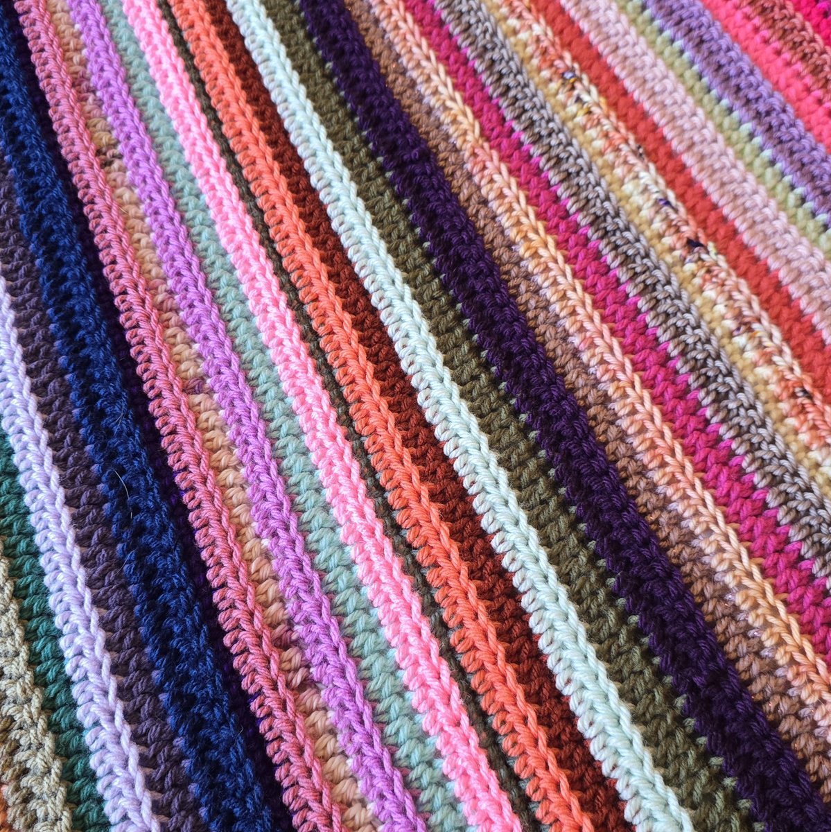 Crochetmelovely's tweet image. New free pattern from me: Cute Scrappy Blanket! Full pattern on my blog or grab the PDF from my Ravelry shop! Both links are in my bio! 🌈💕😍
.
.
.
#new #crochet #yarn #freepattern #freetutorial