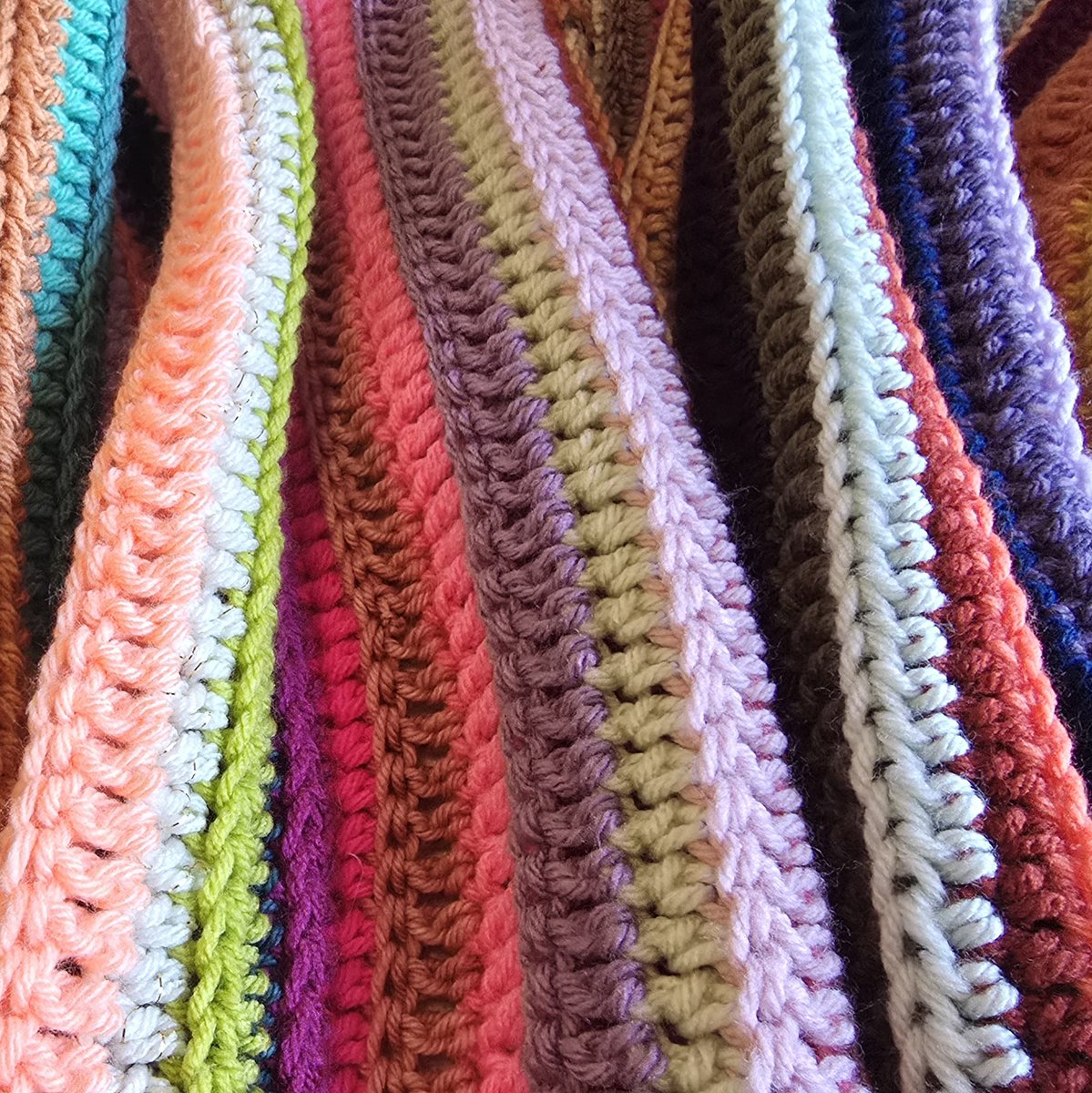 Crochetmelovely's tweet image. New free pattern from me: Cute Scrappy Blanket! Full pattern on my blog or grab the PDF from my Ravelry shop! Both links are in my bio! 🌈💕😍
.
.
.
#new #crochet #yarn #freepattern #freetutorial