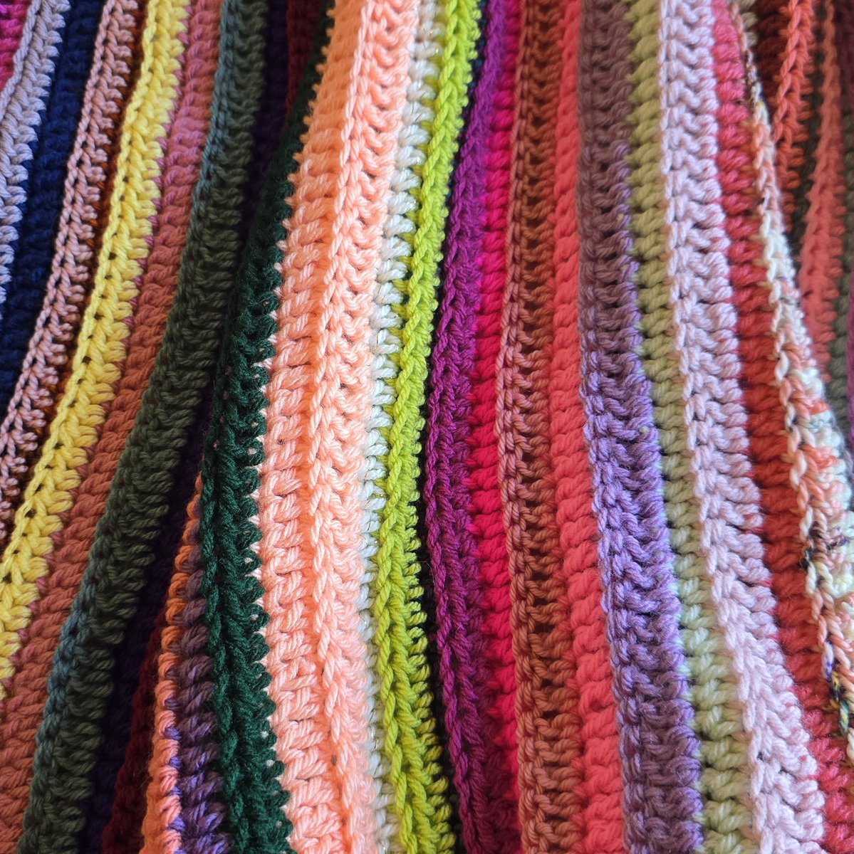 Crochetmelovely's tweet image. New free pattern from me: Cute Scrappy Blanket! Full pattern on my blog or grab the PDF from my Ravelry shop! Both links are in my bio! 🌈💕😍
.
.
.
#new #crochet #yarn #freepattern #freetutorial