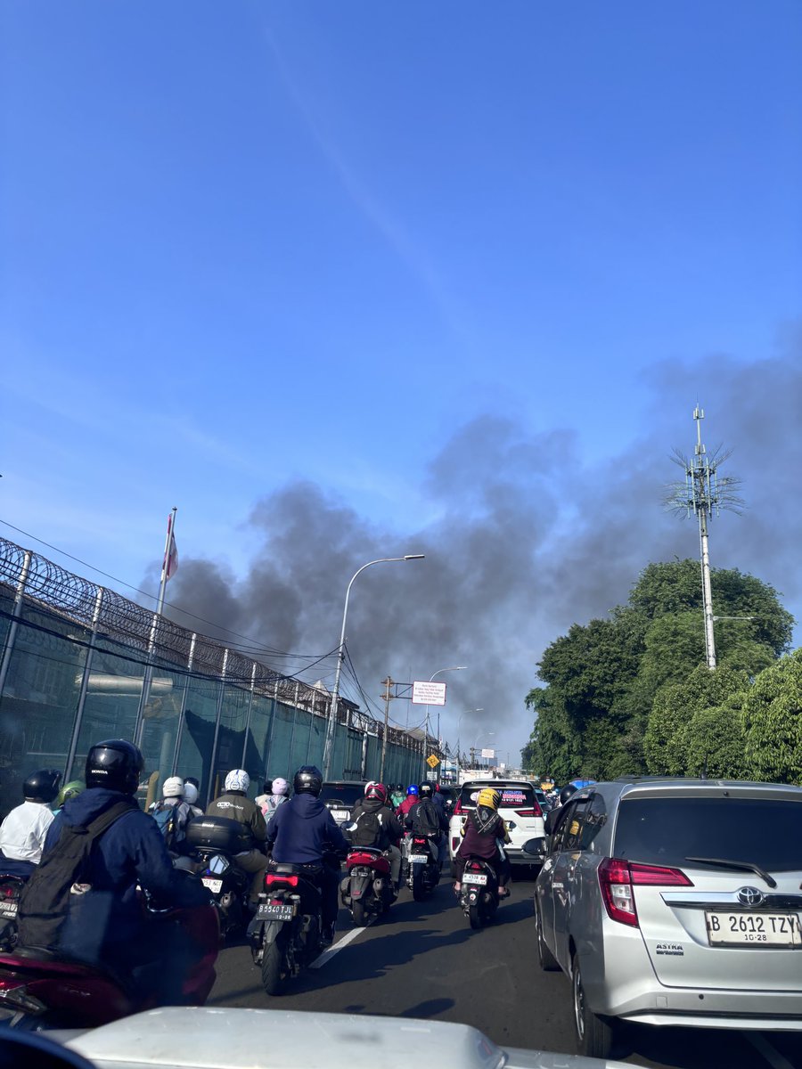 Terlihat asap di penjara cipinang pagi ini <a href="/SonoraFM92/">Radio Sonora Jakarta</a> <a href="/RadioElshinta/">Radio Elshinta</a> <a href="/detikcom/">detikcom</a> <a href="/kompascom/">Kompas.com</a>