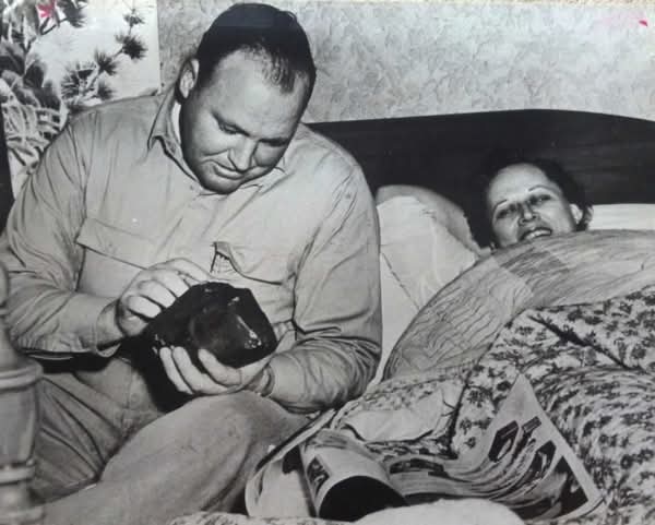RevistaFosil's tweet photo. El 30 de noviembre de 1954, la Sra. Hewlett Hodges, de Sylacauga (Alabama), es el primer y único caso verificado y documentado de una persona impactada y herida por un meteorito. https://t.co/s0cOWIR4OW