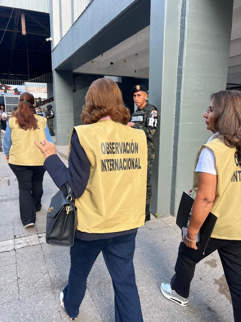 AMEA_Oficial's tweet photo. Las actividades de la Misión de la #AMEA en las Elecciones Generales de #Honduras continuaron durante la jornada electoral. 🇭🇳🗳️ 

Nuestra delegación recorrió distintos centros de votación, observando el proceso con perspectiva de género. https://t.co/tYCchdEYZx