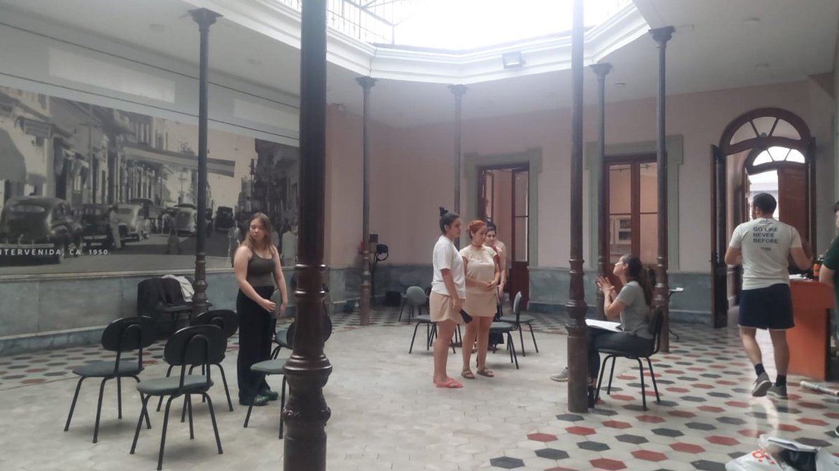 Domingo en la <a href="/casadelteatropy/">Casa del Teatro Py</a>
del <a href="/CCRCabildo/">CCR El Cabildo</a>
Ensayos de: "Nuestro pueblo"
Dirección: Jeanine Llanes
Foto: Luis Miguel Servín 

"Nuestro pueblo" es una obra teatral escrita por Thornton Wilder, destacado dramaturgo y novelista estadounidense. Más: 
facebook.com/share/p/16PfG5…