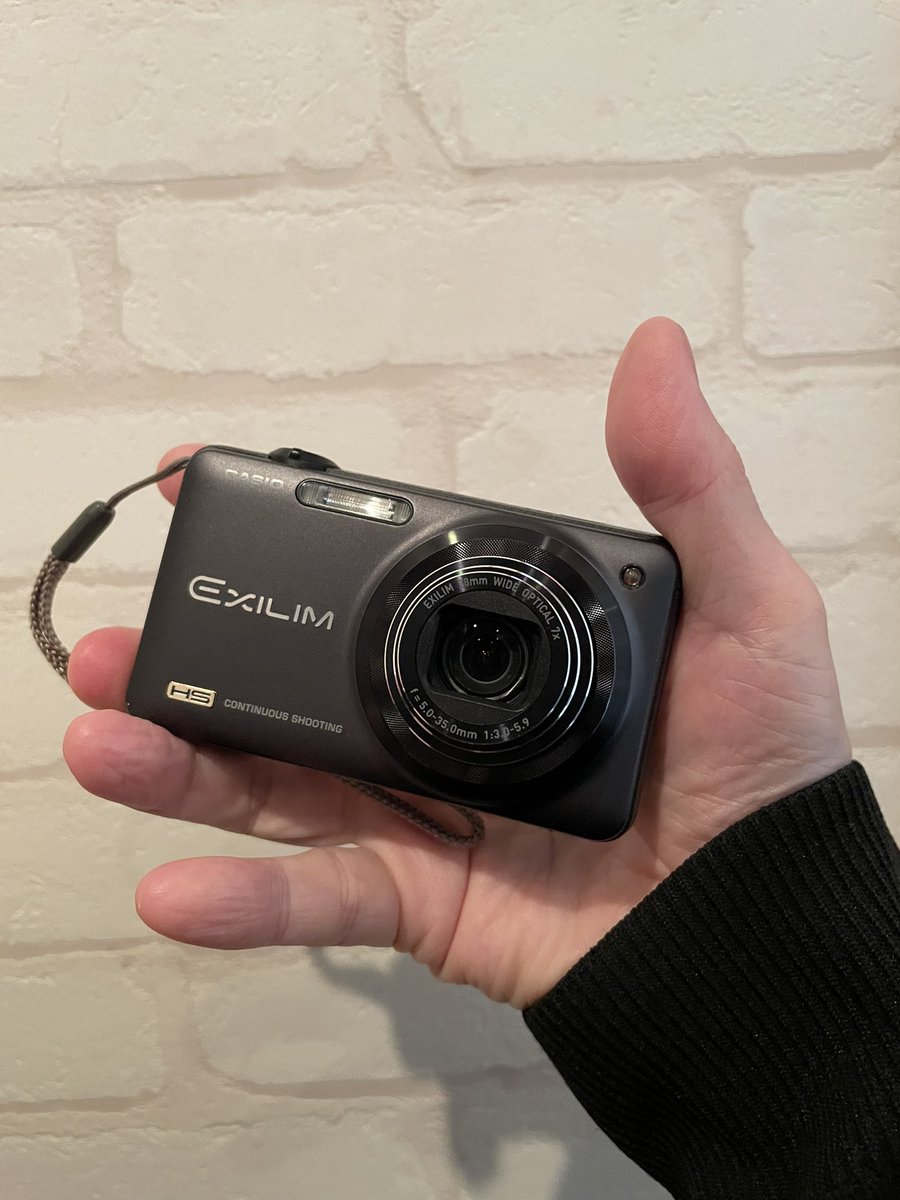 DJ_SHIN's tweet image. 次女「うちに古いコンデジってある？」
私「あるよ、こんなやつ。」
次女「これ、使ってもいい？」
私「なんで？ 画質とか良くないよ？」
次女「それがエモいんだよね」
私「マジか…」

最近、若い子の間でオールドコンデジがブームらしいです…。