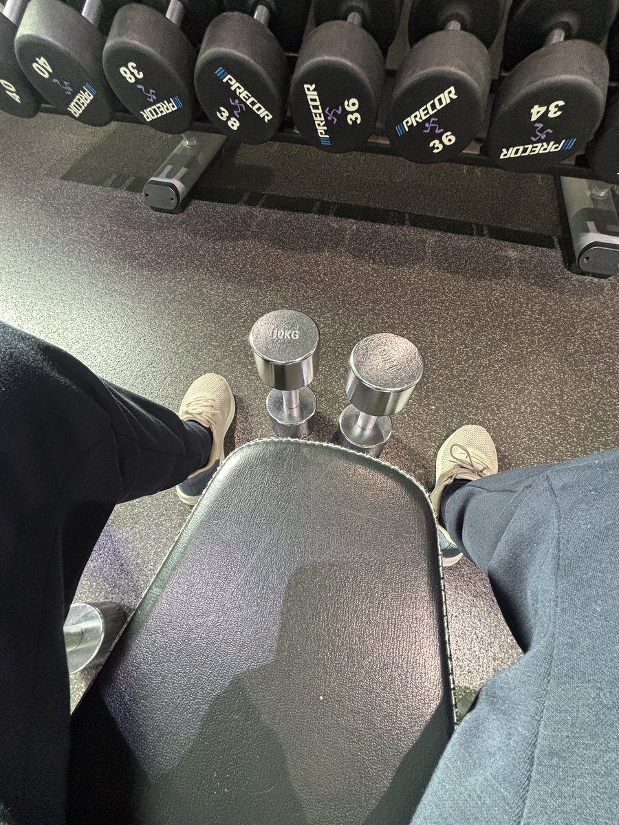 朝ジム成功。目の前のウェイト見ると自分がまだまだ雑魚だと認めざるを得ない