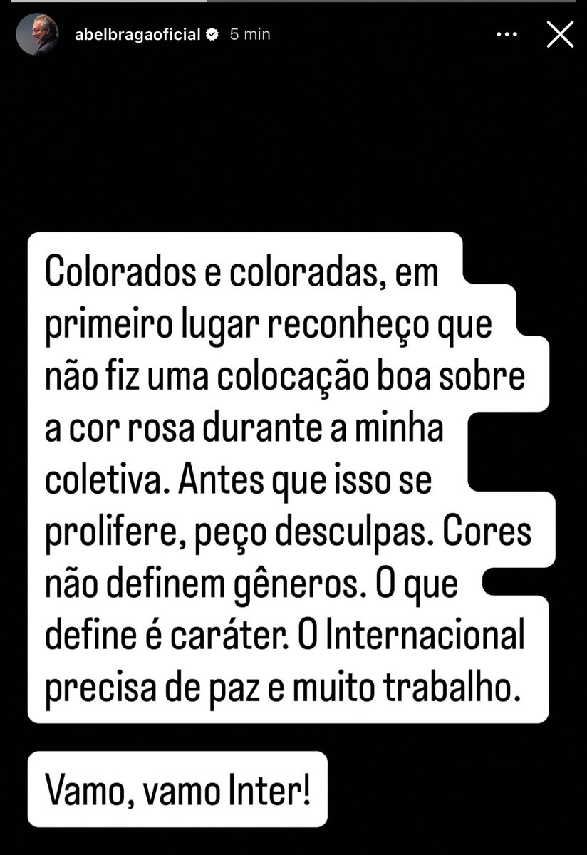 LucasCollar's tweet image. Técnico Abel Braga se posiciona sobre manifestação na coletiva.

Em dado momento, técnico proferiu: “Eu fiz uma brincadeira, no fundo ele (D’Alessandro) deu esporro em todo mundo. Eu falei ‘pô, eu não quero a porra do meu time treinando de camisa rosa, parece time de viado’”.