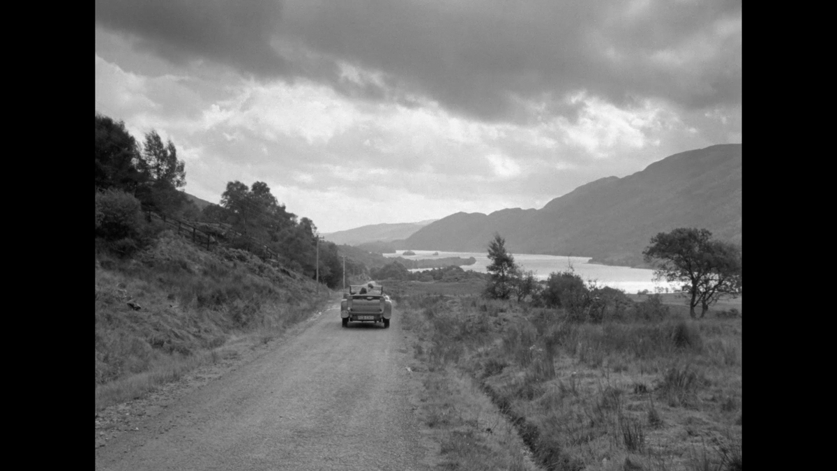 ET PUIS CA ???????????????? et genre il a pas que des plans il a aussi des travelling de zinzin ??? mais qui est ce mec c'est le plus grand nepo baby de l'histoire du cinéma