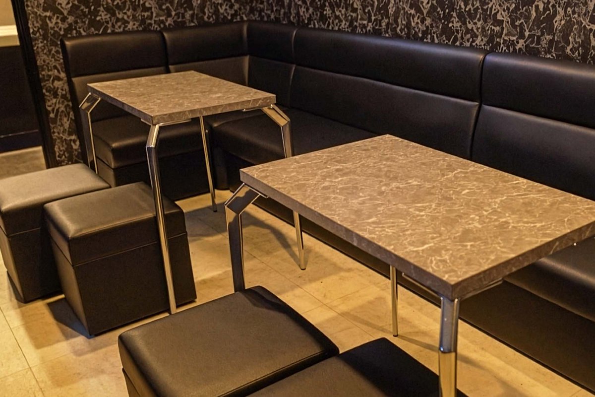 HUSTNET's tweet image. #堺東バー #カクテルバー
#企業公式相互フォロー #企業公式冬のフォロー祭り
本日は、Bar ダイナマイト様に納入して頂いた家具のご紹介です。
大阪府堺市、南海高野線堺東駅より徒歩約8分の「Bar…