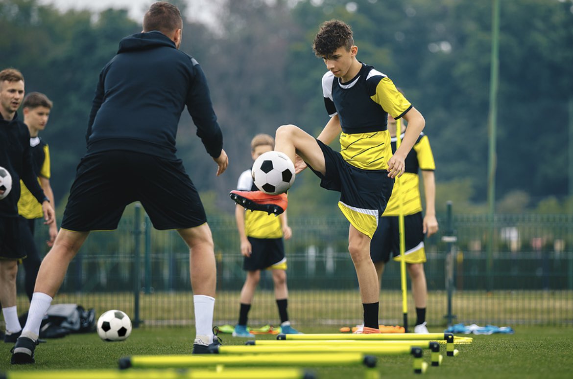 a_ebadi66's tweet photo. 🏃🏻‍♂️⚽️ تطوير الفئات السنية هو أهم استثمار طويل المدى لأي نادٍ يريد بناء فريق قوي ومستدام.
 هنا مختصر وخلاصة ما يجب أن يقوم به النادي والمدرب لضمان تطور حقيقي للاعبين الصغار .

🔺منهج واضح لتطوير اللاعبين
•وضع خطة فنية موحدة من 14-U حتى U-19.
•تحديد شكل لعب موحد (مثلاً: 4-3-3 أو 4-2-3-1).
•تحديد مهارات يجب أن يتعلمها اللاعب في كل عمر (التمرير – التحكم – اتخاذ القرار – اللعب تحت الضغط)

🔺متابعة تطور اللاعبين
•إنشاء ملف تطور لكل لاعب (الجانب الفني – البدني – السلوكي).
•تقييم اللاعب كل 3 أشهر والتواصل مع الأسرة

🔺التركيز على التطوير أكثر من النتائج
•عدم إعطاء الأولوية للفوز، بل لتعليم اللاعبين.
•اللعب بأسلوب جماعي يطور اللاعبين، وليس بأسلوب فردي فقط 

🔺تعليم الانضباط والالتزام.
•بناء شخصية قيادية لبعض اللاعبين.
•تقليل القلق في المباريات.
•كيفية التعامل مع الجمهور والمدرب والضغط