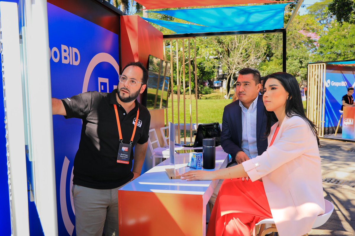 DaniaGonzalz's tweet photo. Desde la @AsambleaSV reafirmamos nuestra apuesta por la innovación y el desarrollo tecnológico, acompañando a El Salvador en su consolidación como un referente regional.

Nuestro país es sede del #GETForum 🚀del @IDB_Lab , uno de los encuentros más relevantes de innovación en la región, y este logro se sostiene en un marco jurídico moderno que hemos aprobado: la Ley de Innovación y Manufactura Tecnológica, la Ley de Inteligencia Artificial y la Ley de Tecnologías Robóticas.

Estas herramientas posicionan a El Salvador como un referente regional, atraen inversión, fortalecen el ecosistema digital y abren nuevas oportunidades para el desarrollo del país. 🌎