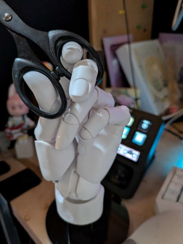 どれだけどりょくしても むくわれないにんげんがここにいるとみせつけるように ねこいたさんはおててをかきつづけました
みじめでかなしくてずっといかりながらかきつづけました
ただただむくわれない"どりょく"をみせつづけました

ねこいたさんは おててが かけませんでした 