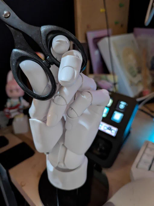 どれだけどりょくしても むくわれないにんげんがここにいるとみせつけるように ねこいたさんはおててをかきつづけました
みじめでかなしくてずっといかりながらかきつづけました
ただただむくわれない"どりょく"をみせつづけました

ねこいたさんは おててが かけませんでした 