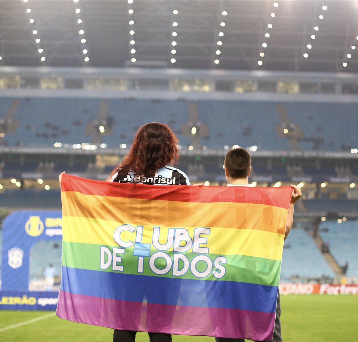 Gremio's tweet image. ORGULHO! 🏳️‍🌈💙🖤🤍 Temos orgulho de todos os nossos torcedores, sejam eles azuis, brancos, pretos, rosas ou de qualquer outra cor. O Grêmio é lugar de paixão, onde todos podem ser quem quiserem ser, lugar em que o mais importante é a voz do alento. O Grêmio é o #ClubeDeTodos e…