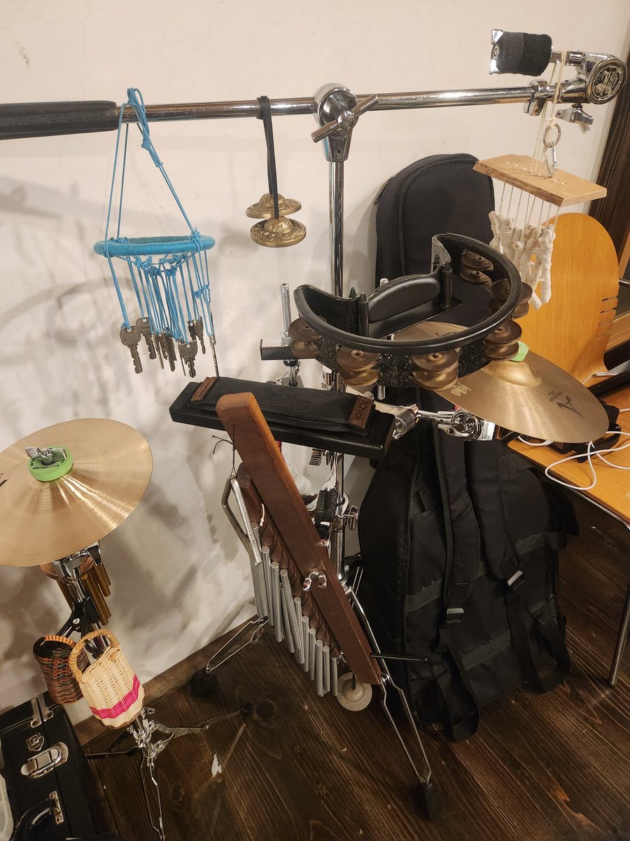 新庄音蔵　アコアリカでしたが
パーカッション上手な湯野川セイジさんの後に自分がカホン１つでやるのは無謀だなと思いエレドラ持っていってみました笑カギや骨やらで色々な音色出せるって凄いなと思いつつライブを楽しみました　ブリも美味しかったです。ありがとうございました！