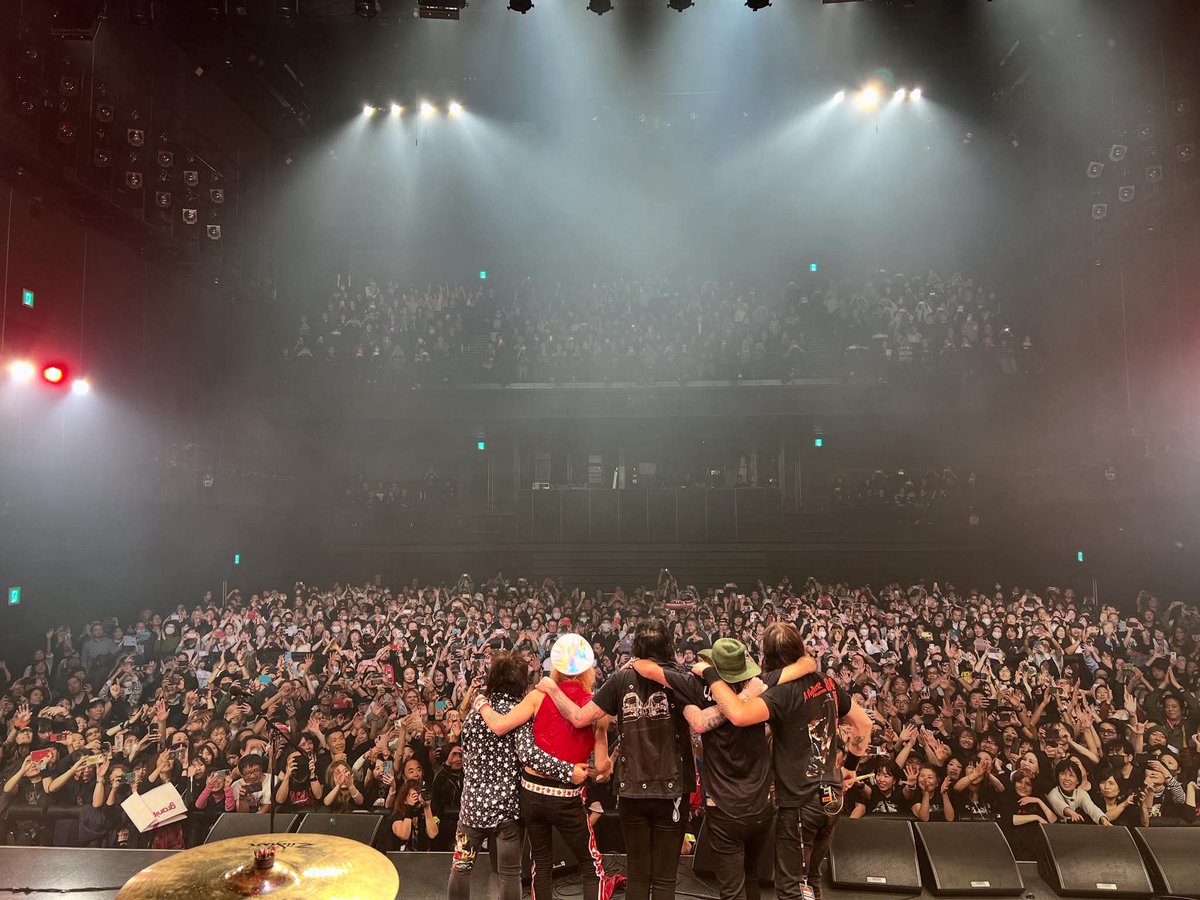 izumi_fuente's tweet image. 楽しかったですね～。興奮している自分が写っています。スマホはもう少し下げようと反省しました。気を付けてはいたのですが、気分が高ぶるとだめですね…。
#michaelmonroe