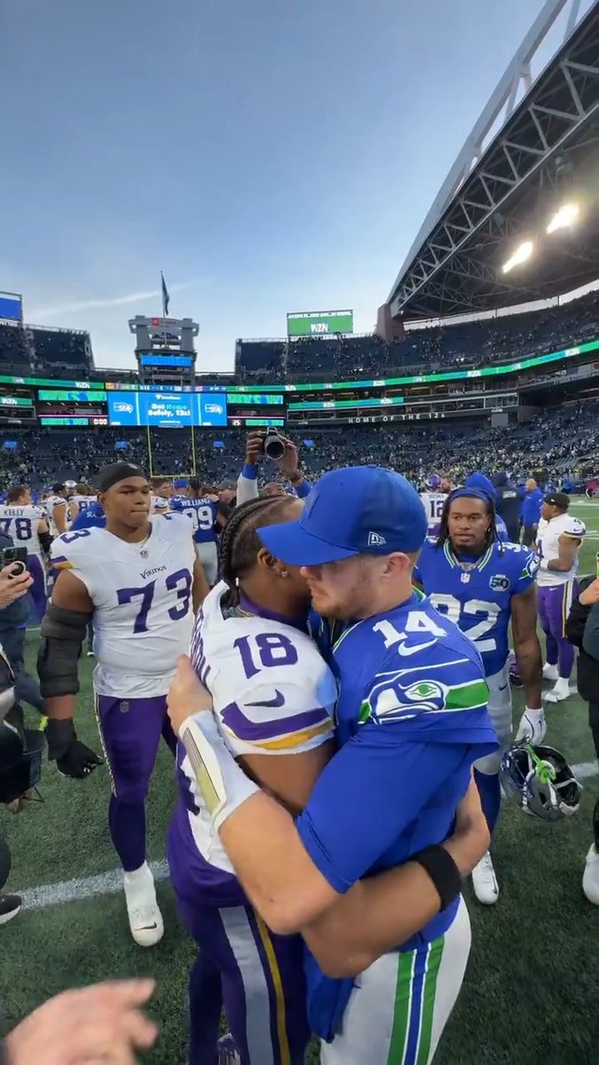 Former teammates Sam Darnold and Justin Jefferson share a moment postgame 🫶 