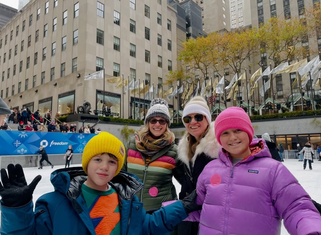 AmyElden's tweet image. ... ⭐️🌟⭐️🌟⭐️🌟⭐️🌟⭐️🌟

Mother Kells Is Having Fun Ice Skating With Her Adorable Kiddos .. ❤️❤️❤️❤️ She Looks Absolutely Adorable In That Beanie Hat 😍😍😍😍 

#KC #KellyClarkson #kiddos #sister #queen #queenkelly #queenKC #mother #motherkelly #motherKC #mymother #iceskating…