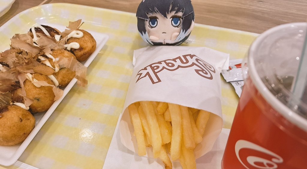 hiyokonosekai's tweet image. 今日のお昼は、 たこ焼きとポテト 半分こしました🐤今度出かけるので服を買いに行った！可愛いのゲット出来た☺️あと、ナガノさんの漫画2冊買った(^-^)V