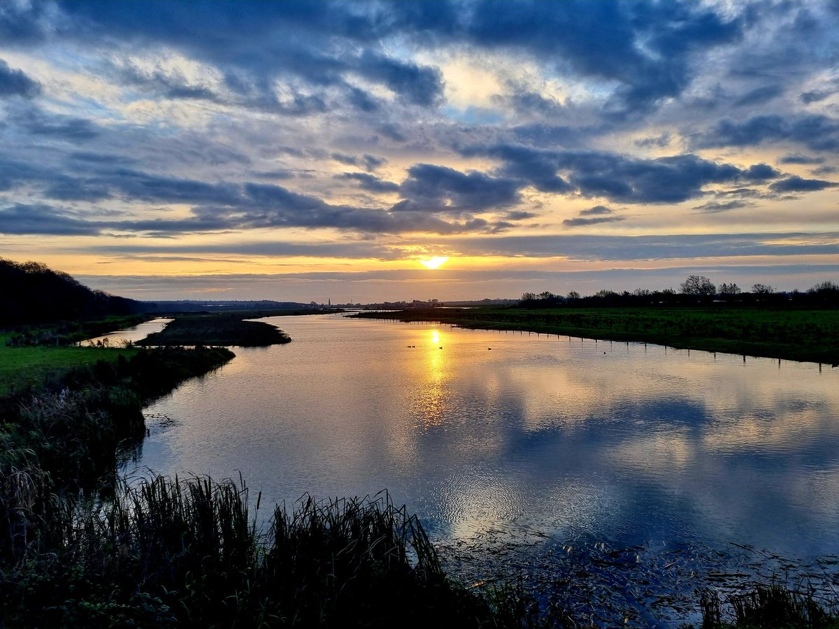 De zon scheen even mooi tussen de wolken door. Fijne maandag😀 #zonsopkomst