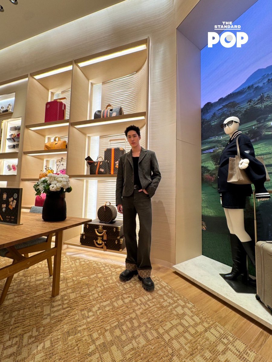 TheStandardPOP's tweet image. ต่อ ธนภพ กับมุมกระเป๋าและแอ็กเซสซอรีสำหรับเดินทางของร้าน Louis Vuitton Siam Paragon
.
#thanapob_lee 
#LouisVuitton
#TheStandardPop
@LeeThanapob @LouisVuitton