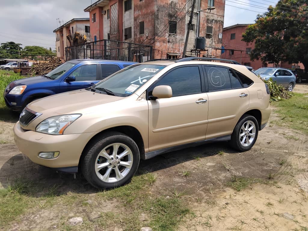 NurdeanO's tweet photo. CAR FOR SALE 🛻
- 2009 Lexus RX350
- America Used (Tokunbo)
- 166k Mileage
- First Body (Gold)
- Perfect Engine &amp; AC
- Neat Interior
⛳ FESTAC, Lagos
💰 NGN 14m
#Tokunbo #CarSales
@wanjohn1 @hadjimart1 @OlabodeRaji @Carsnationn #ClearingAgent @Wizarab10 https://t.co/hXJgxg5rVo