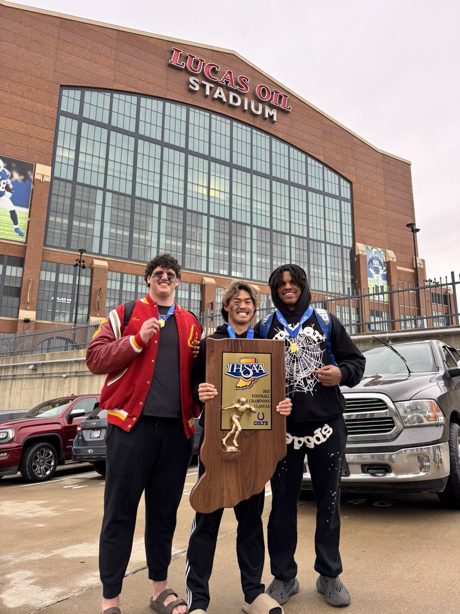 tvo2028's tweet photo. Ending Sophomore Season as State Champs! Thank you Seniors for an amazing season. Very grateful for this opportunity 

@FootballAndrean @IndianaPreps @PrepRedzoneIN @petemonger @247recruiting @Bryan_Ault @sixstarfootball @mooreexposure https://t.co/2LtIZiUdIG