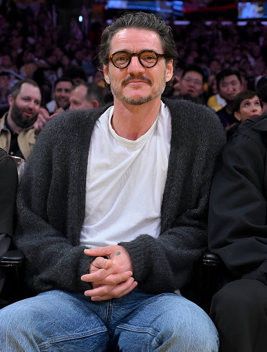 pascalarchive's tweet image. Pedro Pascal enjoying the Lakers game 🫶