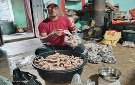 Alok Pattanaik, a traditional farmer from Mayurbhanj shifted to mushroom cultivation after being trained by KVK under OMBADC funded CBSAE training. Now he earns Rs.80000/month from 70-80 beds.
