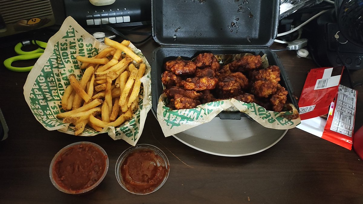 Wobl meal wobl meal!!!!

Is chickn wimg ( bbq ) fri wif saus ( reaper? ) kit kat an sodr!!!