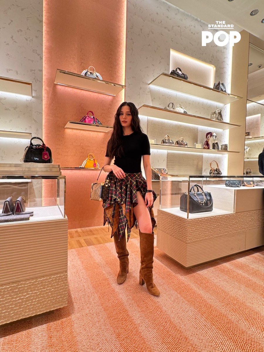 TheStandardPOP's tweet image. วี วิโอเลต กับโซนกระเป๋าและเครื่องหนังของร้าน Louis Vuitton Siam Paragon ฝั่งผู้หญิง
.
#violettewautier
#LouisVuitton
#TheStandardPop 
@violettewautier @LouisVuitton