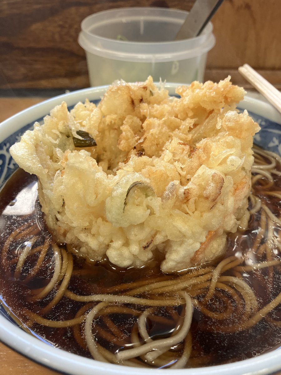 加賀さんのかき揚げ蕎麦。美味い。舌やけどした。
今日はお休みなので、久々に初台オフィスに出社して1人で考え事します。