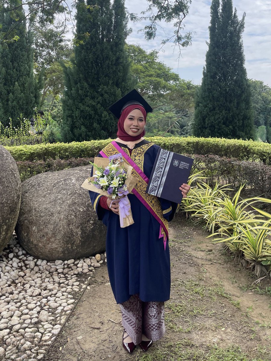 lttledream's tweet image. Proud to say your Bangtan girl officially graduated with her Bachelor’s degree with ANC 👩🏻‍🎓💜 #army #bts