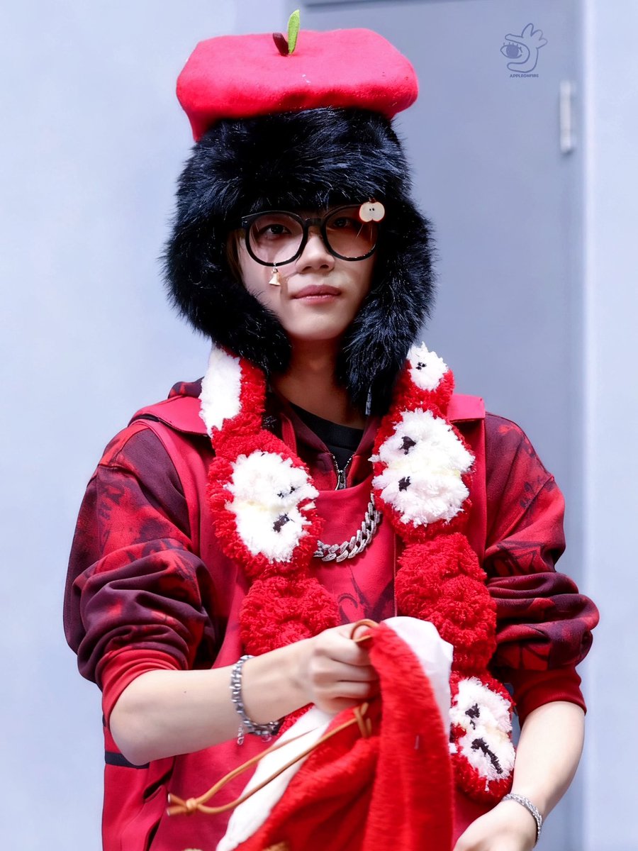 AppleonFire tweet media