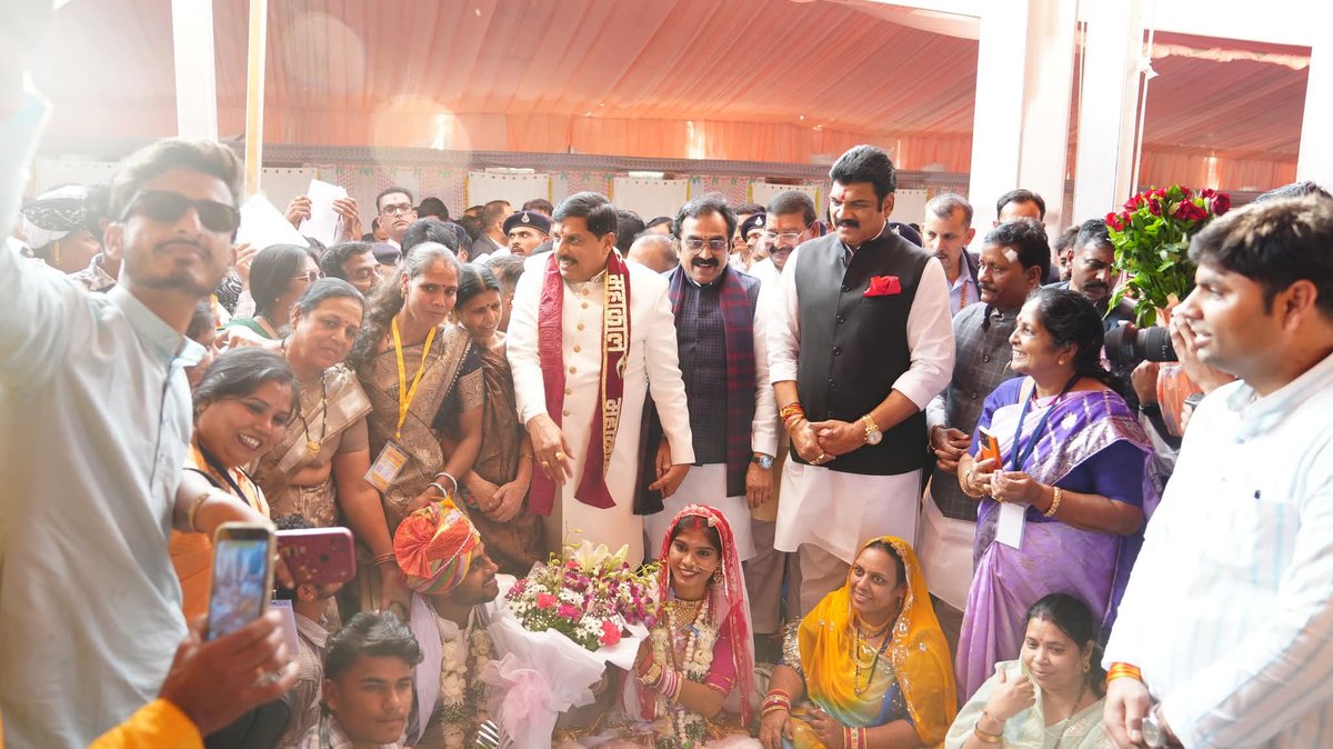 आज उज्जैन में आयोजित मध्य प्रदेश के माननीय मुख्यमंत्री श्री <a href="/DrMohanYadav51/">Dr Mohan Yadav</a> जी के सुपुत्र चि. डॉ. अभिमन्यु यादव जी एवं सुपुत्री-वधू सौ.कां. डॉ. इशिता जी के विवाह समारोह में उपस्थित होकर नवदम्पति को आशीर्वाद प्रदान किया।
#Ujjain #WeddingCeremony #मुख्यमंत्री #विवाह