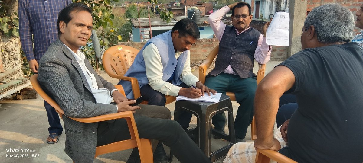 bspnews_'s tweet photo. BREAKING NEWS

आजमगढ़ : पिछड़ा भाईचारा के जिला संयोजक @RamjanammO के नेतृत्व में कटघर सदर के बुथ संख्या 288,289 जिन लोगों का SIR गणना प्रपत्र फार्म नहीं उपलब्ध हुआ था, BLO को बुला कर  वोटर फार्म भरवाया, हमारे साथ @DeepakkumarAdv मंडल प्रभारी बसपा, संतोष प्रधान उपस्थित रहे। https://t.co/iIBiBgPyc3
