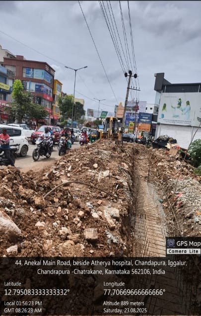 ಸಂಚಾರ ಸಲಹೆ:-
ರಾಷ್ಟ್ರೀಯ ಹೆದ್ದಾರಿ ಎನ್ ಹೆಚ್-44 ಮತ್ತು ರಾಜ್ಯ ಹೆದ್ದಾರಿ ಚಂದಾಪುರ್-ಆನೇಕಲ್ ರಸ್ತೆಗಳಲ್ಲಿ,ರಸ್ತೆ ಕಾಮಗಾರಿ ಚಾಲ್ತಿಯಲ್ಲಿರುವ  ಕಾರಣ,ವಾಹನ ದಟ್ಟಣೆ ಮತ್ತು ಮಂದಗತಿ ವಾಹನ ಚಾಲನೆ ಇರುತ್ತದೆ ಆದಕಾರಣ ಸಾರ್ವಜನಿಕರು ಸಹಕರಿಸಿ ಬದಲಿ ಮಾರ್ಗಗಳನ್ನು ಆಯ್ದುಕೊಳ್ಳಬೇಕಾಗಿ ಈ ಮೂಲಕ ಸೂಚಿಸಲಾಗಿದೆ.
#TraficAdivesory