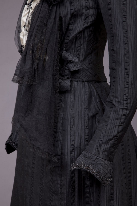 Dress, 1890-99

Silk taffeta, silk satin, chiffon, sequins &amp; beads

Goldstein museum
#FashionHistory