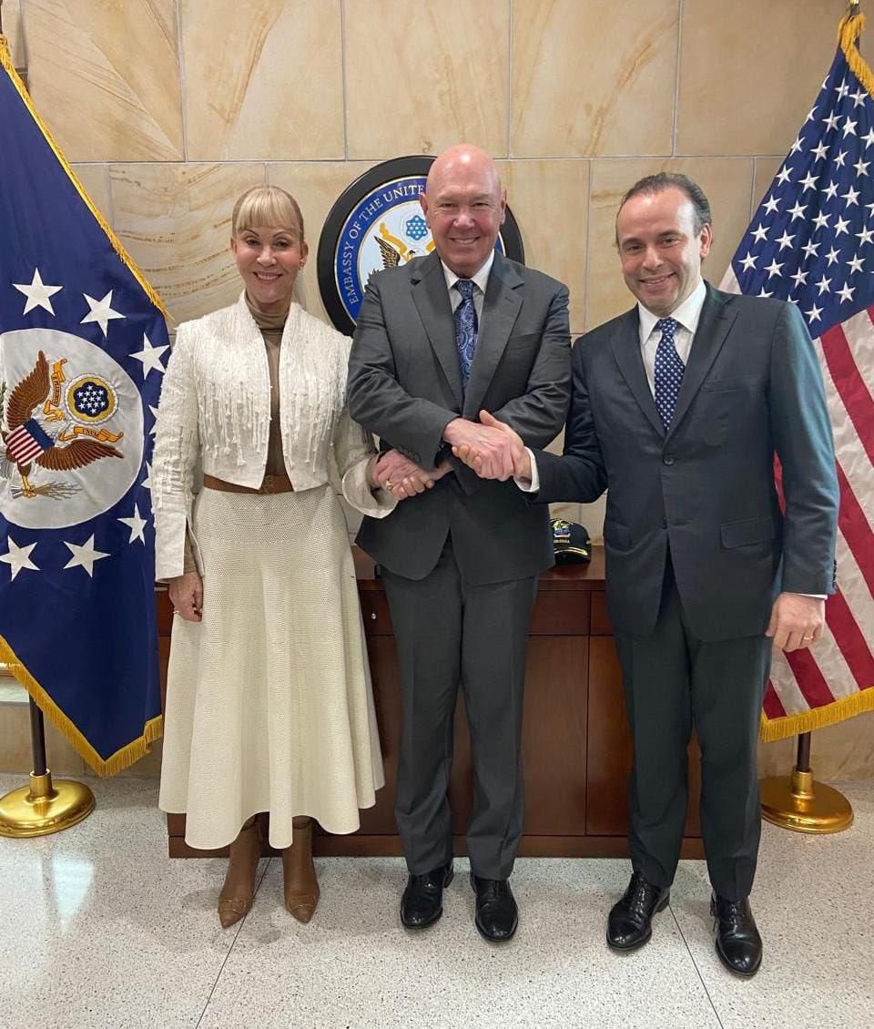 petrogustavo's tweet image. Sigan volando bajo banderas extranjeras.