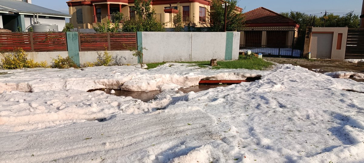 AniskaBerry's tweet photo. Hail left over this morning in Rivea street, Doornpoort, Pretoria
1-12-2025

#Pretoria #pretoriahailstorm #hailstorm #doornpoort https://t.co/JBWQA1uiju