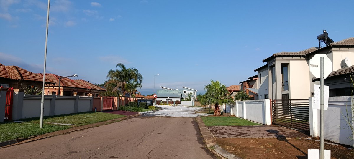 AniskaBerry's tweet photo. Hail left over this morning in Rivea street, Doornpoort, Pretoria
1-12-2025

#Pretoria #pretoriahailstorm #hailstorm #doornpoort https://t.co/JBWQA1uiju