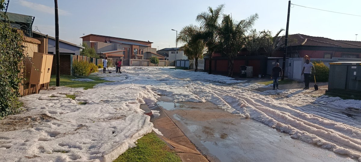 AniskaBerry's tweet photo. Hail left over this morning in Rivea street, Doornpoort, Pretoria
1-12-2025

#Pretoria #pretoriahailstorm #hailstorm #doornpoort https://t.co/JBWQA1uiju