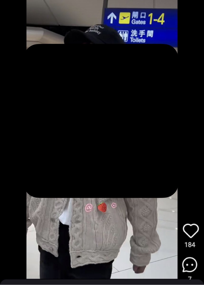 seungdefense's tweet photo. ⚠️SM SASAENG⚠️
JYPE continues to neglect artist safety. Despite his injury, SM was left with little to no security at the airport. SSGs, who followed him into the terminal, were allowed to get dangerously close.

#JYPRespectSeungmin 
#SEUNGMINDESERVESBETTER
@jypnation @Stray_Kids https://t.co/nfhbFHPJAl