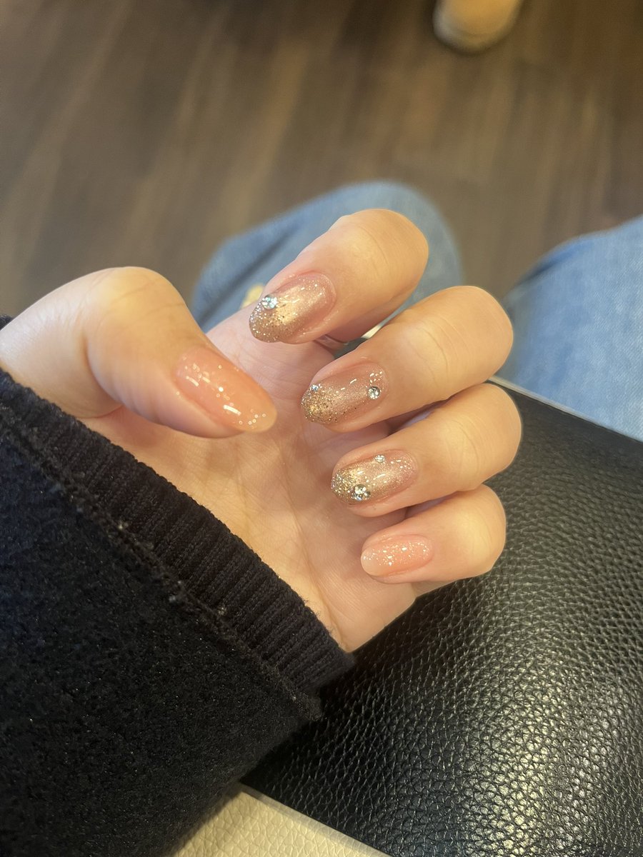 帰国後初めてのネイル！

ネイリストさんは、なんとベトナム人🇻🇳
ベトナム語を話してみたら、全編ベトナム語でお届け状態に。

ほんで、あるあるの、客のオーダーより自分の好みで押し切る感じで、ベージュはピンクに、ストーンは大きめに😂
｢không sao, ﾊﾃﾞｼﾞｬ ﾅｲﾖ｣で、最高にベトナ味🇻🇳