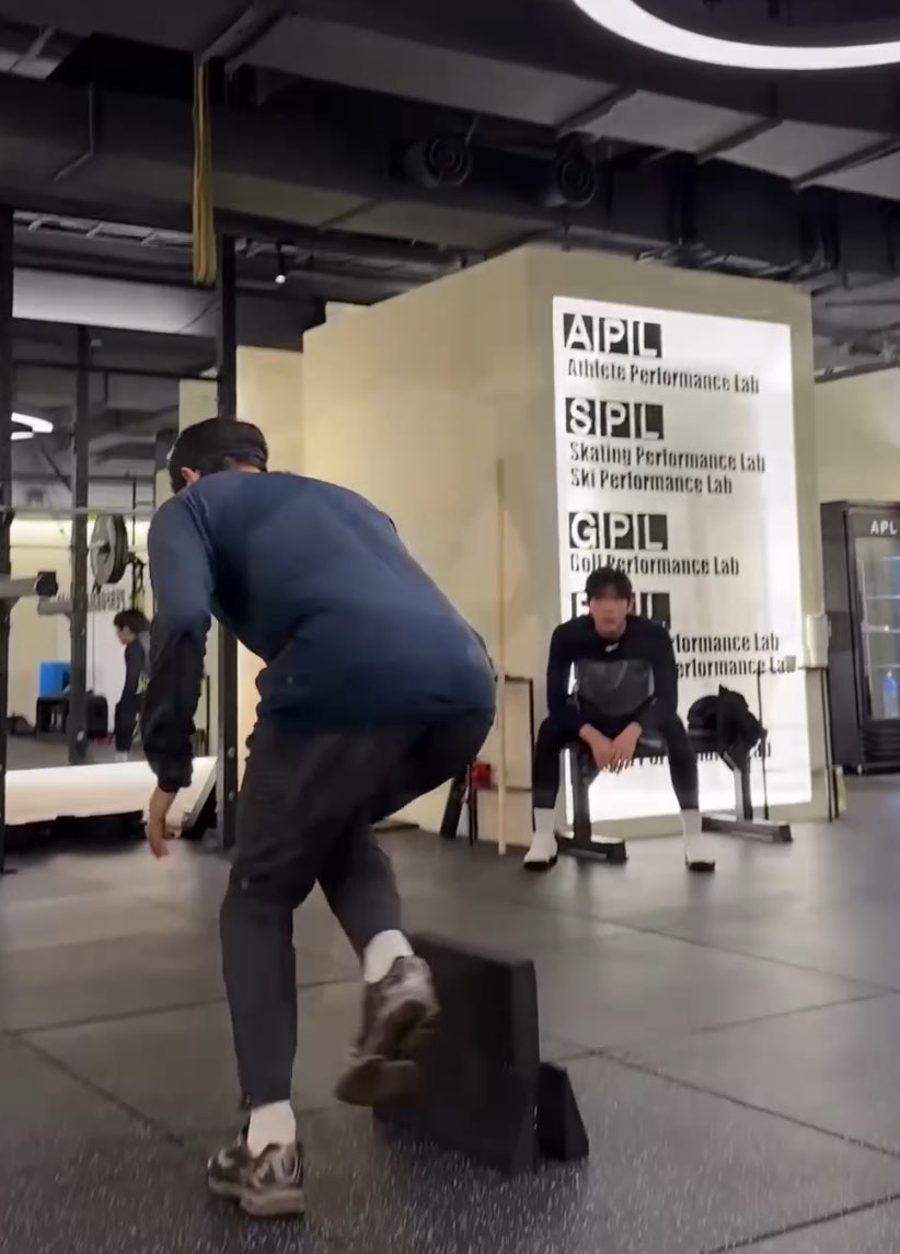 nineofwiz's tweet image. 구도 ㅆ
아 영표원석 이 둘 조합 개웃김 ㅁㅊ