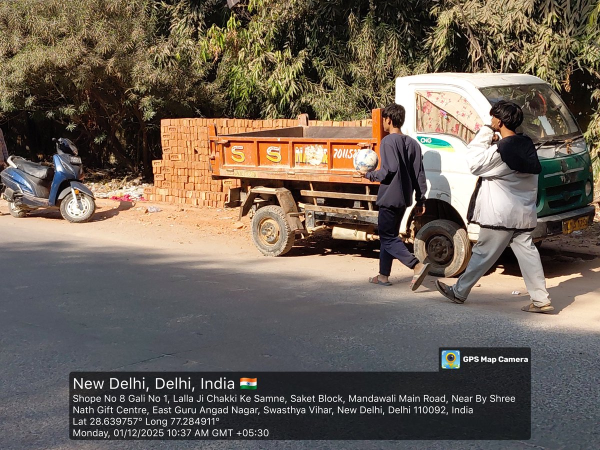 NEERAJ_RTI's tweet photo. People are selling and storing construction material on the road footpath. No one seems to stop it. This is how the govt says it’s tackling pollution. Filed a complaint on the Green App, but no action so far.

#DelhiPollution #AirQuality #CleanDelhi #RightToWalk @mssirsa https://t.co/cxA1okheo9